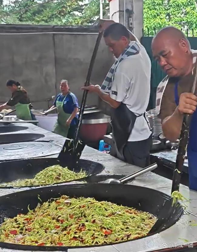 救援队员用铁锹清障 村民做饭感谢 鱼水情深暖人心