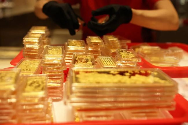 金价太高 年轻人吐槽结不起婚：有人租三金，有人买假黄金结婚
