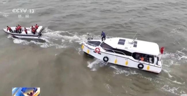 连云港一游艇在海上突发故障 6人成功获救