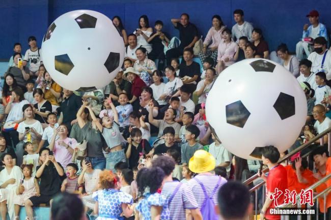 南京海底世界水下拉橫幅為南京助威 創(chuàng)意深海助威燃爆現(xiàn)場