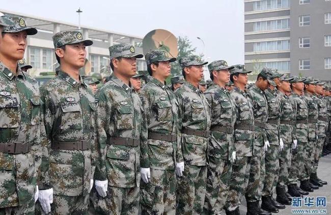 非洲某国阅兵，手持迷彩81杠，穿的居然是中国07荒漠迷彩？ 中式装备风靡海外