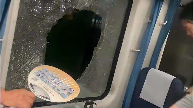 列車停滯3小時 乘客砸窗透氣被帶走 高溫煎熬引發(fā)過激行為