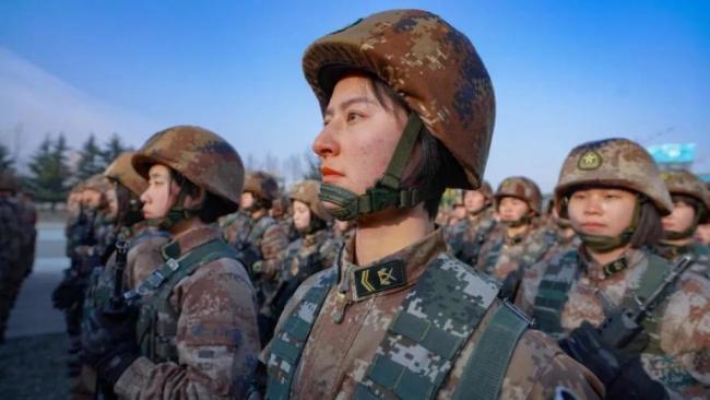 非洲某国阅兵，手持迷彩81杠，穿的居然是中国07荒漠迷彩？ 中式装备风靡海外