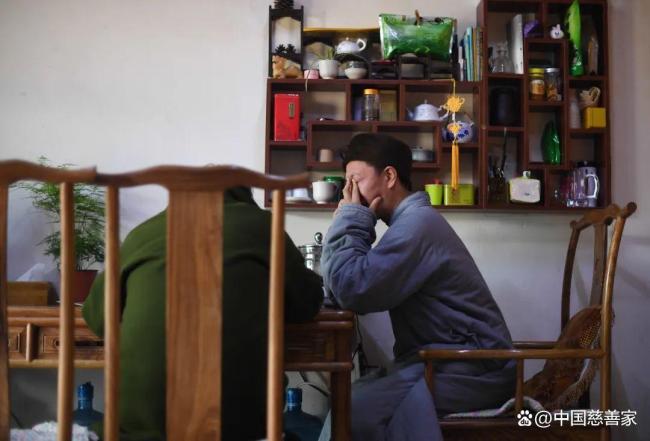 “和尚爸爸”涉嫌诈骗事件调查 一面救助，一面敛财