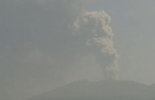 日本一火山喷发 火山灰柱高达5000米 地震活动频繁区域