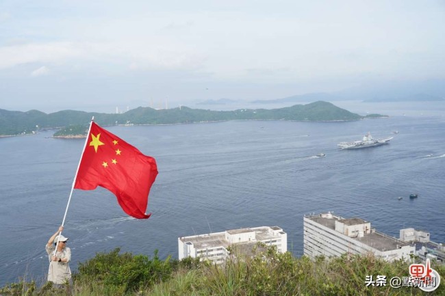 香港市民揮舞國(guó)旗歡迎山東艦抵港 國(guó)安家好
