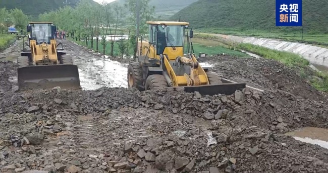 甘肅一國道遭強降雨水毀道路已搶通 多部門聯(lián)動保暢通