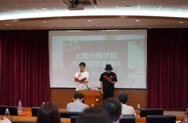 大学回应1年学费近15万 贵族教育引争议