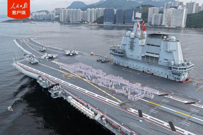 高空視角感受抵港山東艦航母有多大 香港歡迎儀式盛大舉行