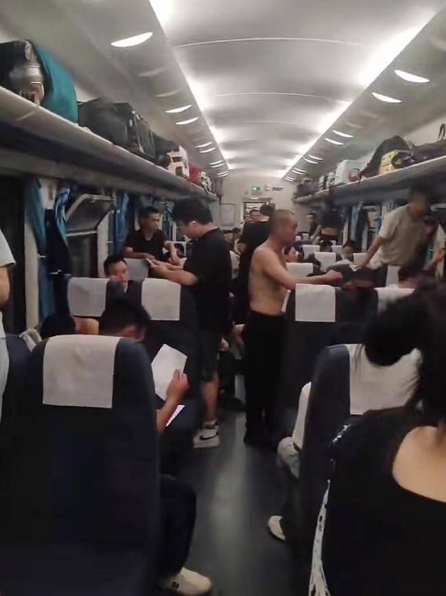 亲历者讲述K1373脱轨滞留3小时 高温缺氧下的自救与互助