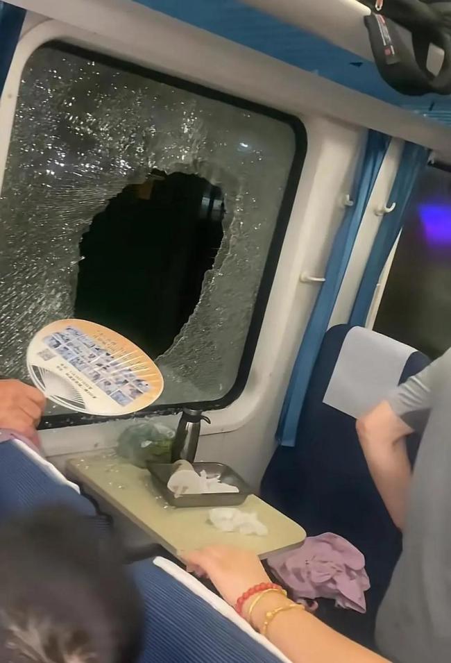K1373次列车上砸窗男子并未被拘留 仅受批评教育后放行