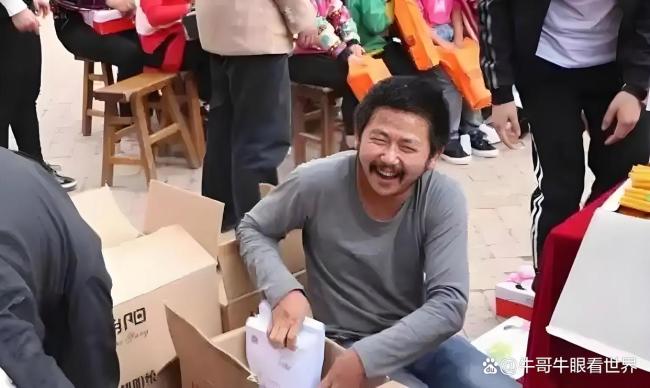 90后残障人士带19吨物资驰援贵州 跪行巨人的善举