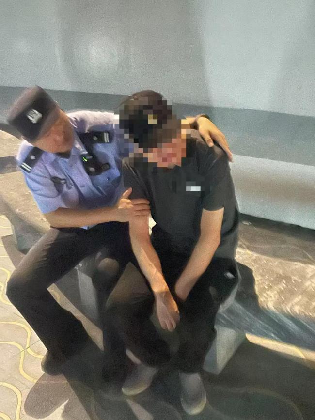 凌晨男子欲跳江輕生 危急時刻民警飛身撲救