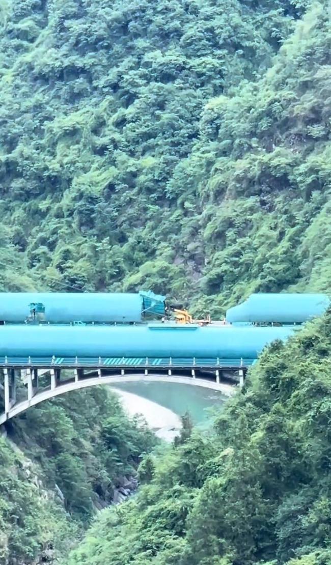 包茂高速安康段兩隧道間防護(hù)頂棚斷裂