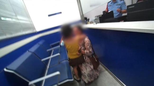 6岁女童走失 铁警5分钟找到家长 火车站内的温暖接力
