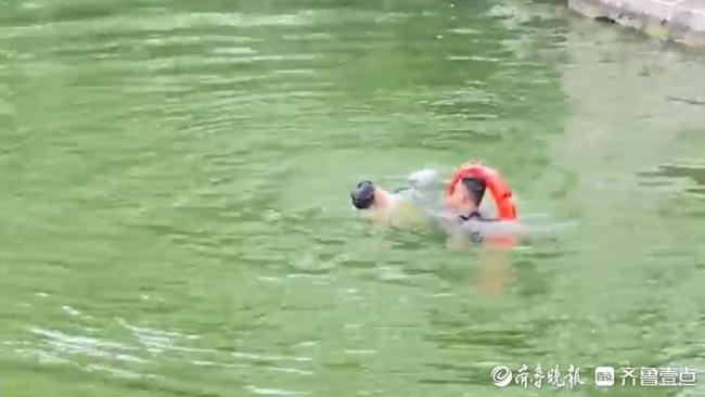 大明湖救人小伙是现役军人