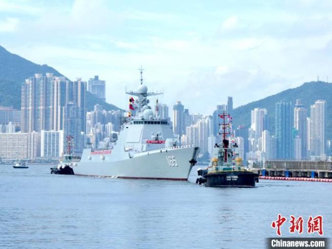山東艦抵港市民稱身為中國人很安心 熱烈歡迎航母編隊訪港