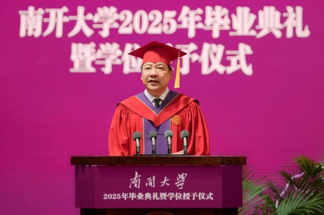 翻跟頭,、耍長(zhǎng)鞭、公主抱校長(zhǎng)……這屆畢業(yè)典禮,，圍觀師生花式“整活”,！