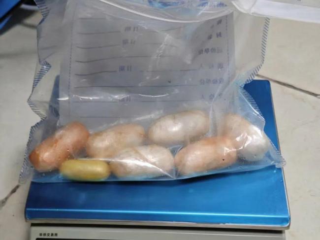 黑人男子用身體藏毒被廣州海關(guān)查獲 337.88克可卡因