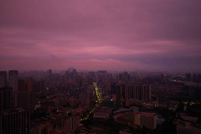 暴雨后成都“粉色天空”限时上线