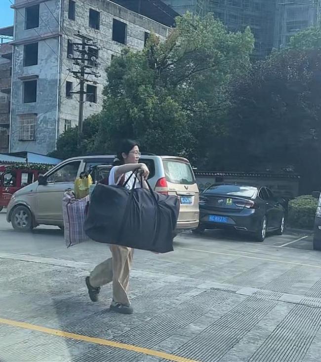 扁担女孩拍摄者：看到上一辈人的朴素 勾起几代人情结
