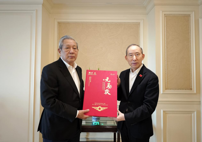 龙宇翔与泰国前副总理、泰中文化促进委员会主席披尼·扎䘵颂巴亲切会见