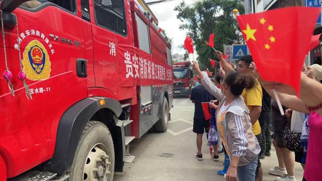 榕江村民亲手缝制鞋垫送救援队 感恩心意温暖人心