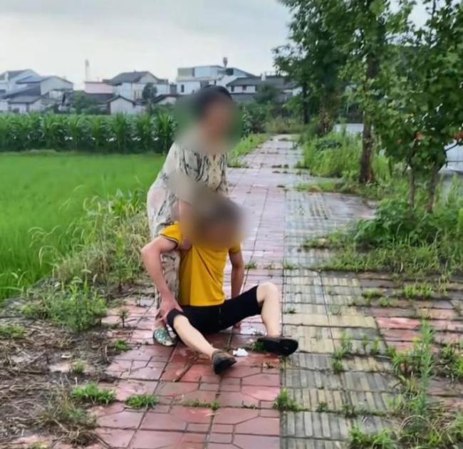 丈夫赌气喝下敌敌畏 妻子大哭拦车 夫妻争吵酿悲剧