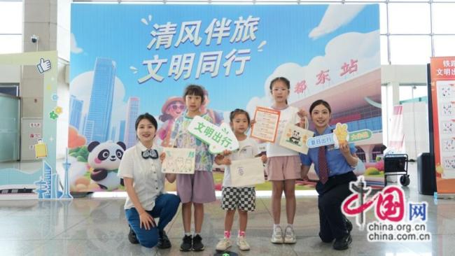 成都东站工作人员提醒乘客不要打伞 文明暑运活动启动