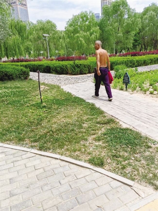 夏日黄河边兴起晒背热 专家支招 科学晒背指南