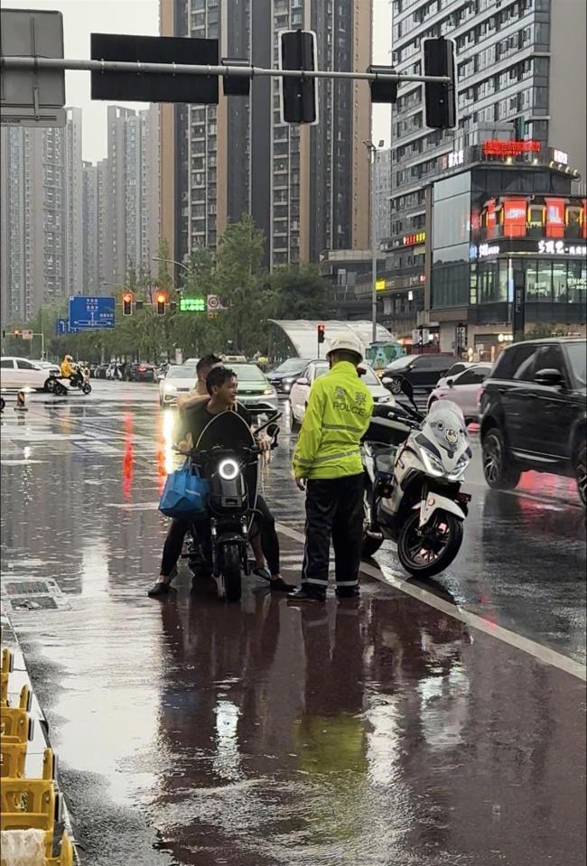 成都一男子在暴雨中的街头滑板冲浪 展现成都人的松弛感