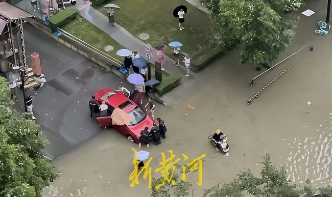成都暴雨“划船哥”是赶去上班的托尼 无奈中的幽默韧性