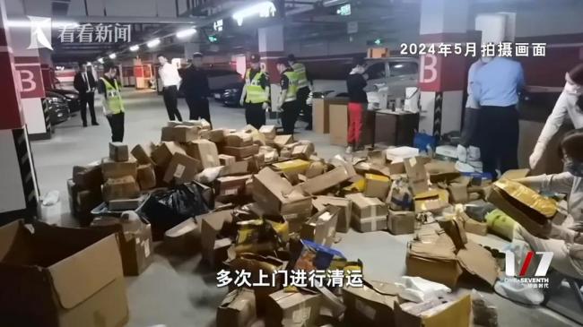 独居老人网购花费200万睡在快递上 囤积成瘾背后的心理隐情