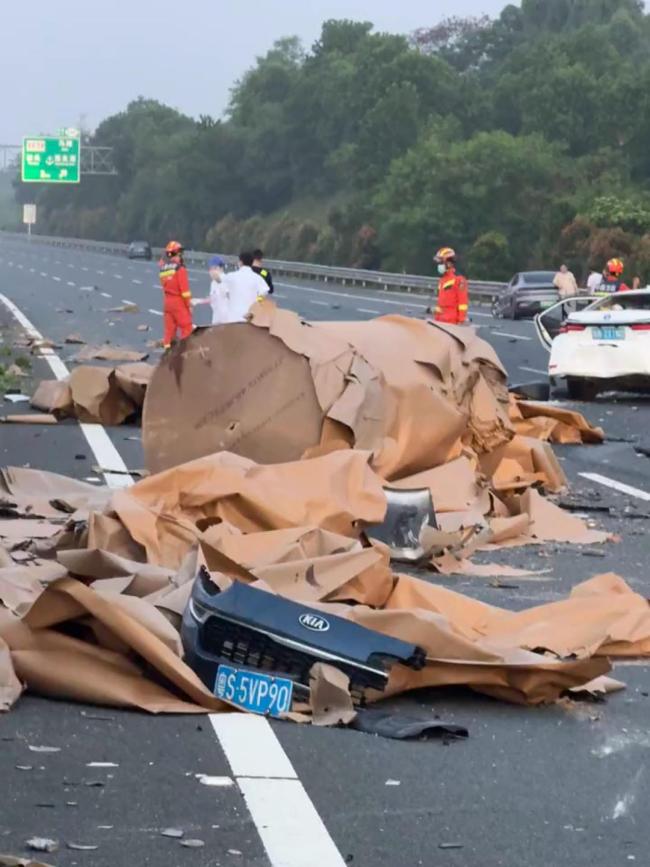 沈海高速貨車發(fā)生車禍 車廂被撕裂 多車受損人員受傷