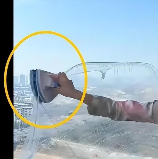 玻璃擦疑從40多層樓墜落 女子被砸 傷者眼球已摘除