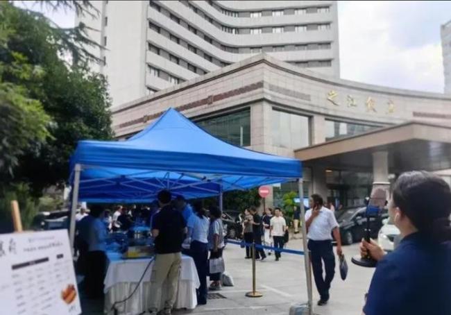 五星級(jí)酒店為何卷起“擺地?cái)偂憋L(fēng)潮 行業(yè)變革的“暗流涌動(dòng)”