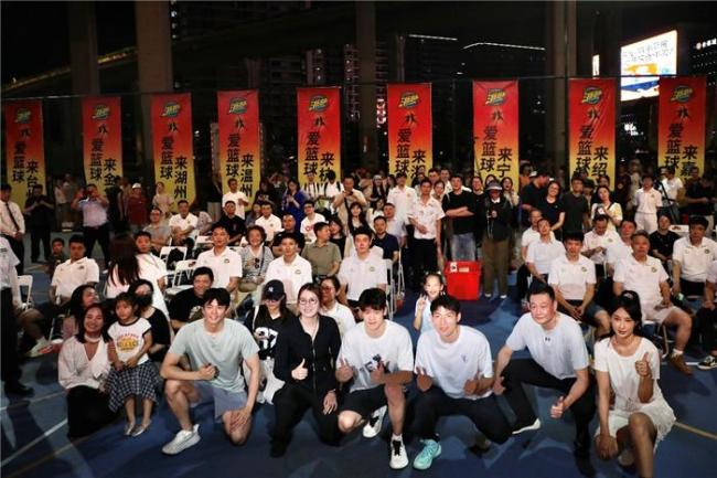 潘展乐汪顺傅园慧跨界打篮球 泳坛明星体验篮球魅力