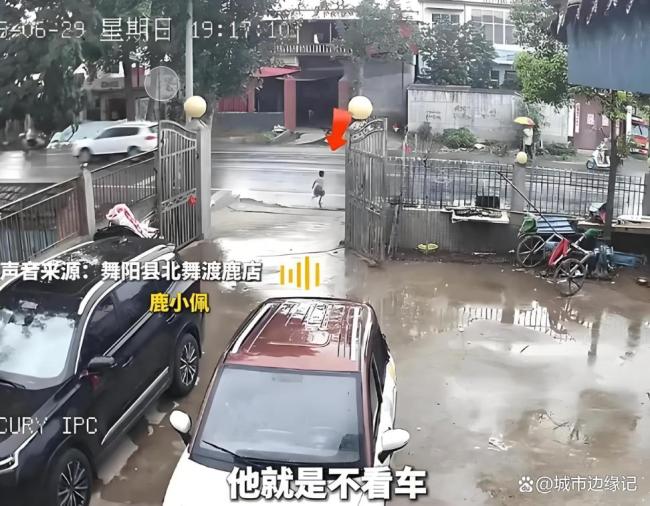 女子救下與大貨車擦身而過的孩童