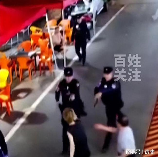 男子闹市掏“枪”与特警对峙