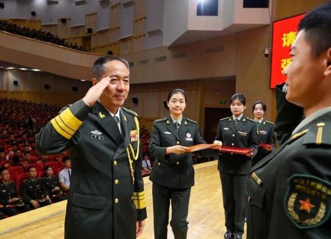 國防科大畢業(yè)典禮這一幕太燃了 儀式感拉滿