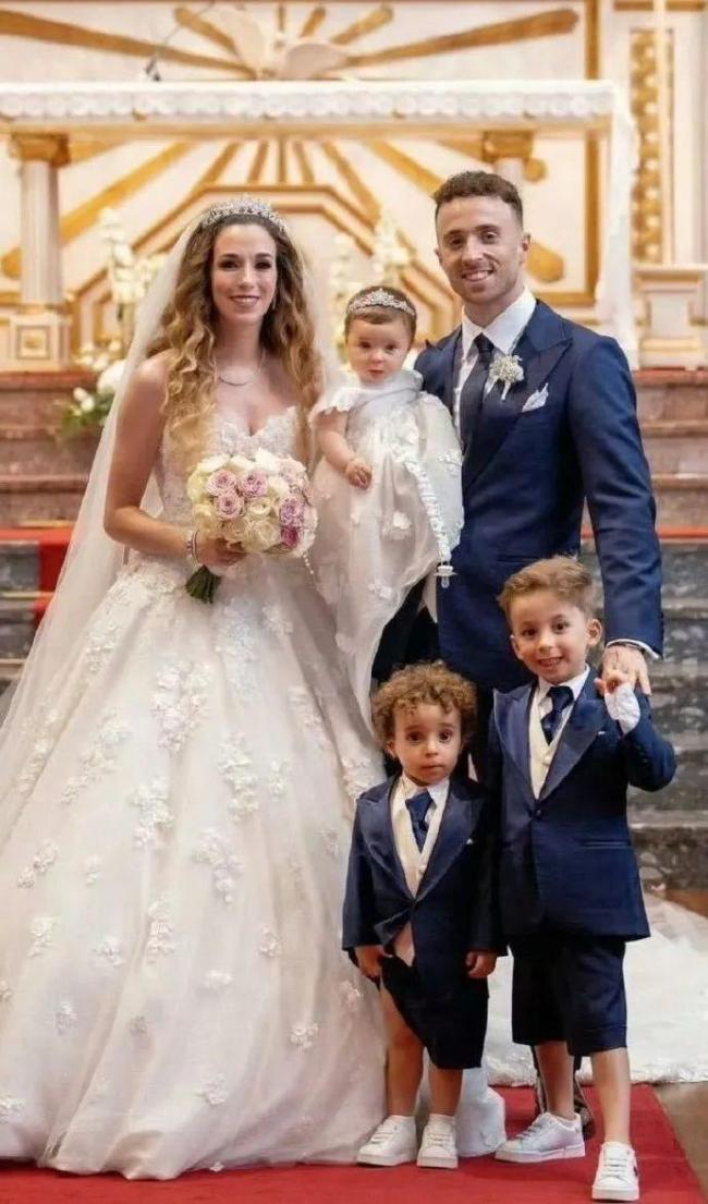 若塔妻子趴在若塔棺木上痛哭 新婚十多天陰陽兩隔