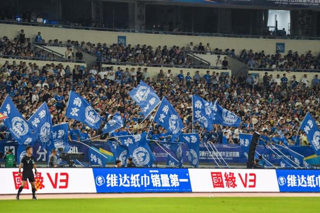 究竟是哪些人走上了“苏超”的看台 从非球迷到全家出动