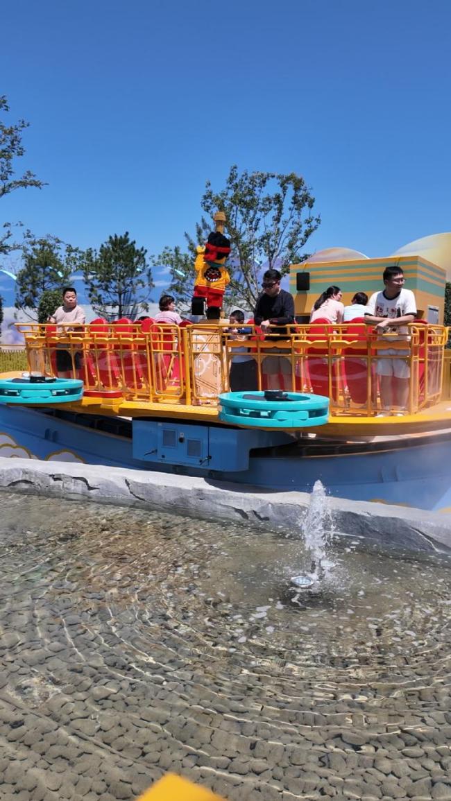 上海乐高乐园热门项目排队超90分钟 游客热情高涨