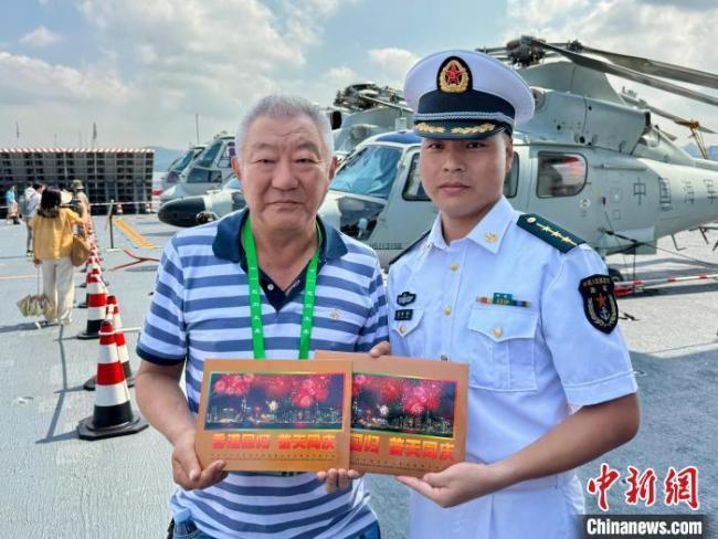 97年舰员谢回归获赠香港回归邮票 同龄人情谊深