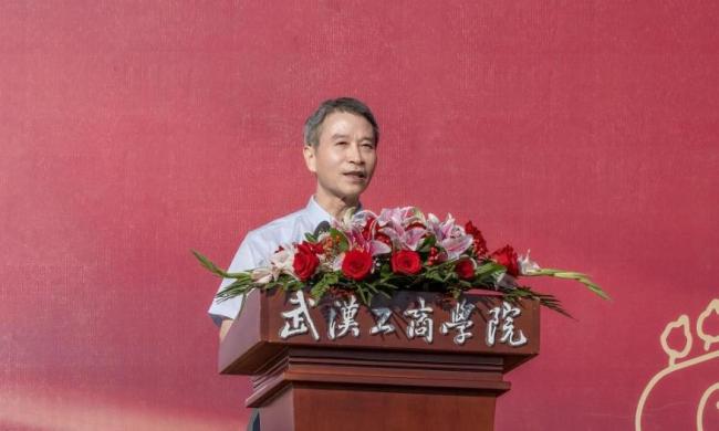 大学校长公开手机号 回复3万多短信 温情沟通推动治理变革