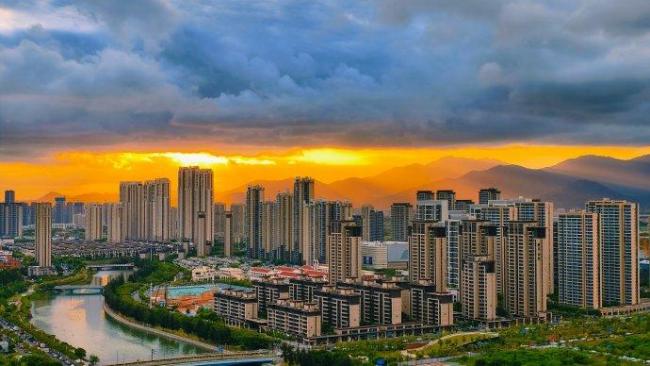 臺(tái)風(fēng)來(lái)臨前 廈門出現(xiàn)魔幻朝霞
