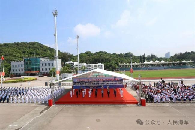 香港民眾租船伴航送行山東艦編隊 深情告別引發(fā)共鳴