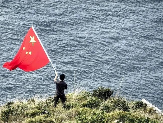 香港揮旗哥如愿登艦：像做夢(mèng)一樣 定格自豪瞬間