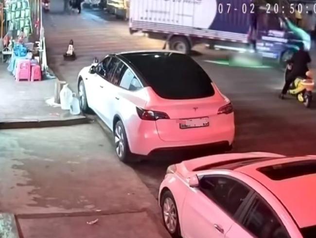 貨車盲區(qū)幼童被碾 天降橫禍誰擔(dān)責(zé)