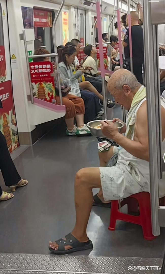 大爺自帶板凳在地鐵里蹭空調(diào)吃飯 公共場所秩序需共守